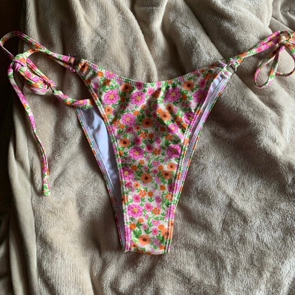 Bikini - Picture 6 of 10